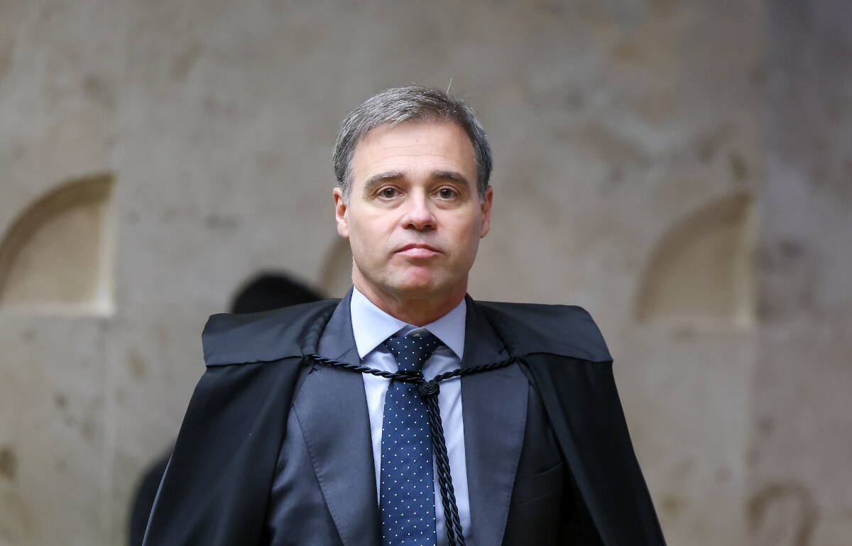 Flávio Bolsonaro terá pedido de investigação relatado por André Mendonça após decisão de Edson Fachin no STF.