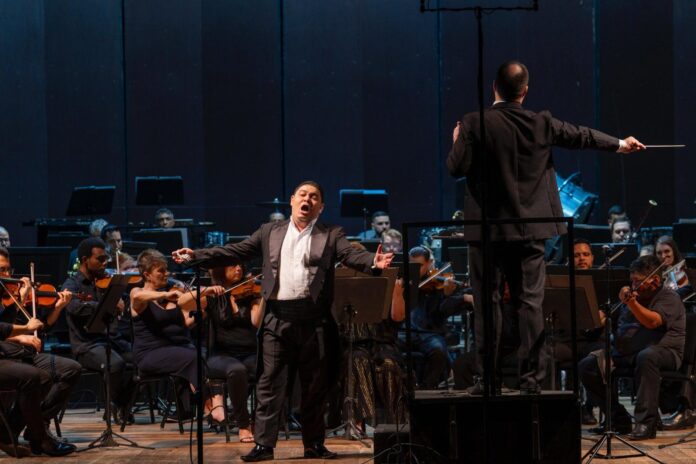 Carmina Burana será apresentada no Teatro Amazonas em julho, com solistas, coro, pianos e percussão em uma noite de música clássica.