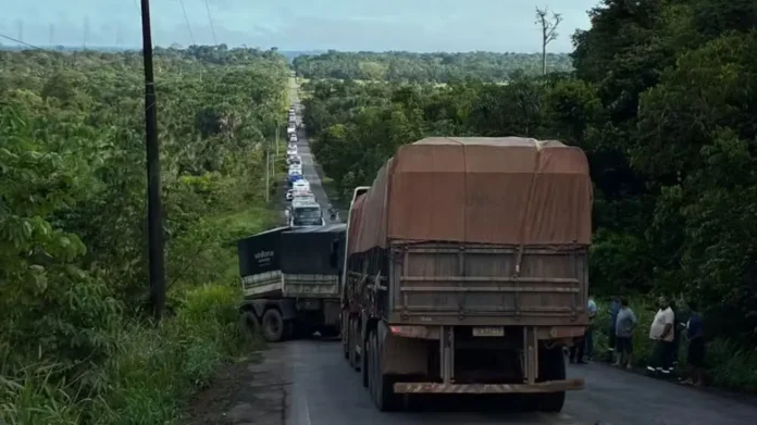Um bloqueio na BR-174 interrompe totalmente o trânsito entre Amazonas e Roraima nesta segunda-feira.