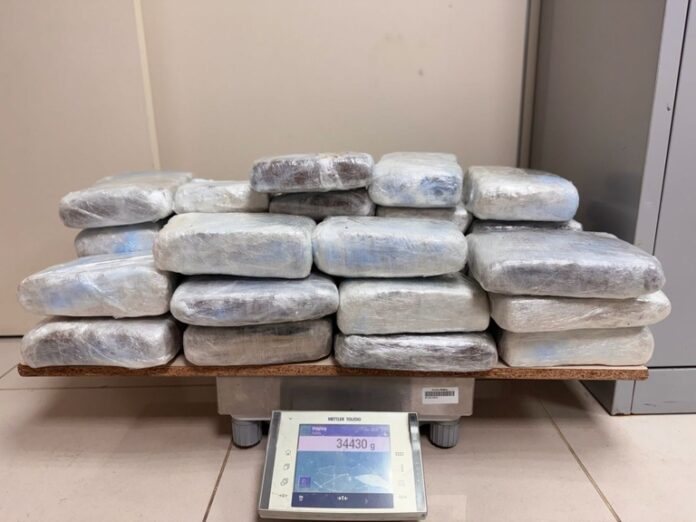 A FICCO/AM interceptou 34,5 kg de maconha e prendeu dois homens por tráfico de drogas em Manaus. O entorpecente vinha em uma embarcação de Coari.