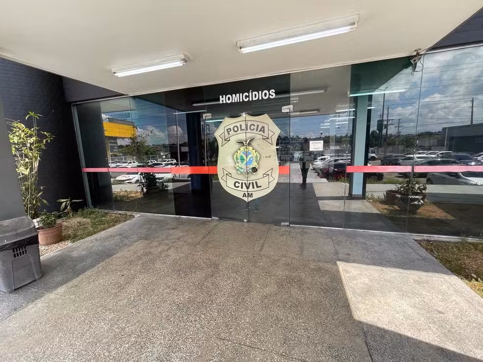 Policial reage a assalto dentro de casa em Manaus, mata suspeito e deixa outro ferido após troca de tiros na Cidade Nova.