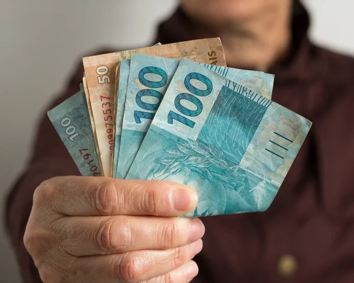 O Desenrola Adimplentes vai oferecer crédito com juros de 1,99% ao mês para trabalhadores informais. Confira as regras do programa e do Fies Empreendedor.