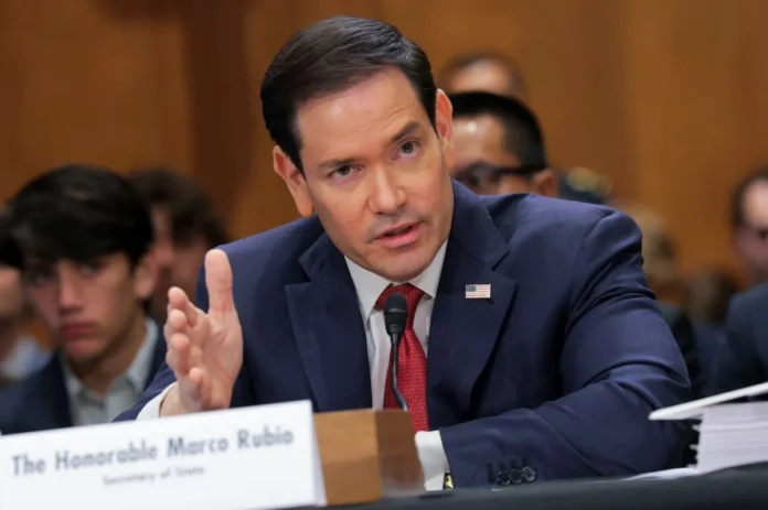Carta de Marco Rubio reforça tarifaço dos EUA, critica o Pix e cita eleições brasileiras em resposta a Flávio Bolsonaro.