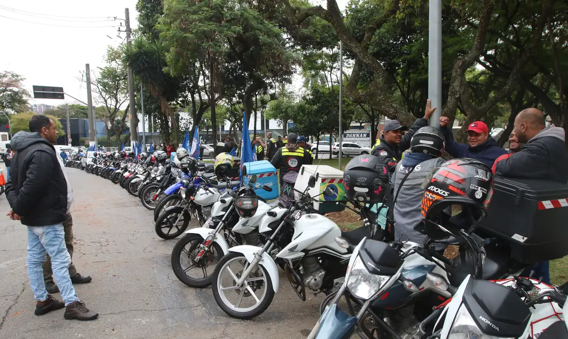 Governo federal anuncia o Move Motos, nova linha de crédito para motociclistas de aplicativos financiarem frotas novas