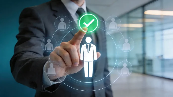Um profissional de terno selecionando um ícone de perfil executivo em uma tela digital interativa, representando a busca e o desenvolvimento da habilidade da liderança no mercado corporativo.