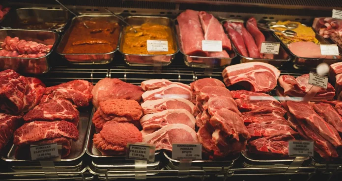 Entenda os motivos econômicos e políticos por trás das novas restrições à carne brasileira adotadas por Estados Unidos, China e União Europeia.