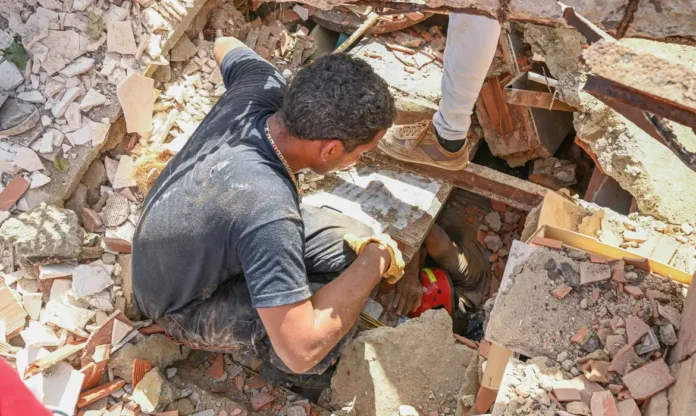 Terremoto na Venezuela deixa quase 1.500 mortos e equipes seguem buscando sobreviventes em La Guaira.