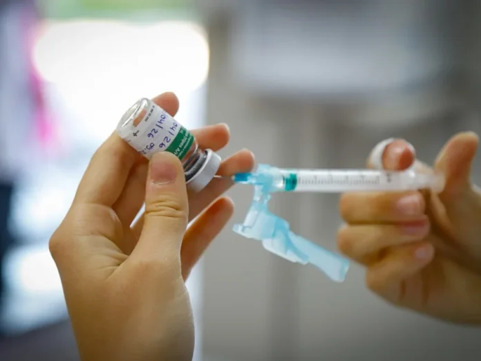 Estudo revela que a vacina da Covid-19 reduz em cerca de 40% o risco de infartos e AVCs.