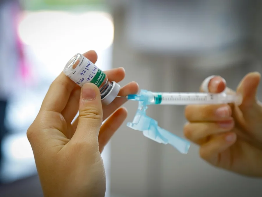 Estudo revela que a vacina da Covid-19 reduz em cerca de 40% o risco de infartos e AVCs.