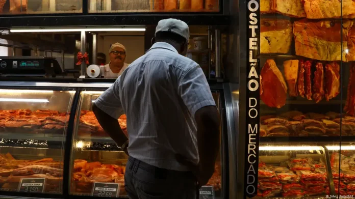Entenda as consequências e os motivos da decisão da UE de barrar a carne brasileira a partir de setembro, com perdas estimadas em 1,8 bilhão de dólares.