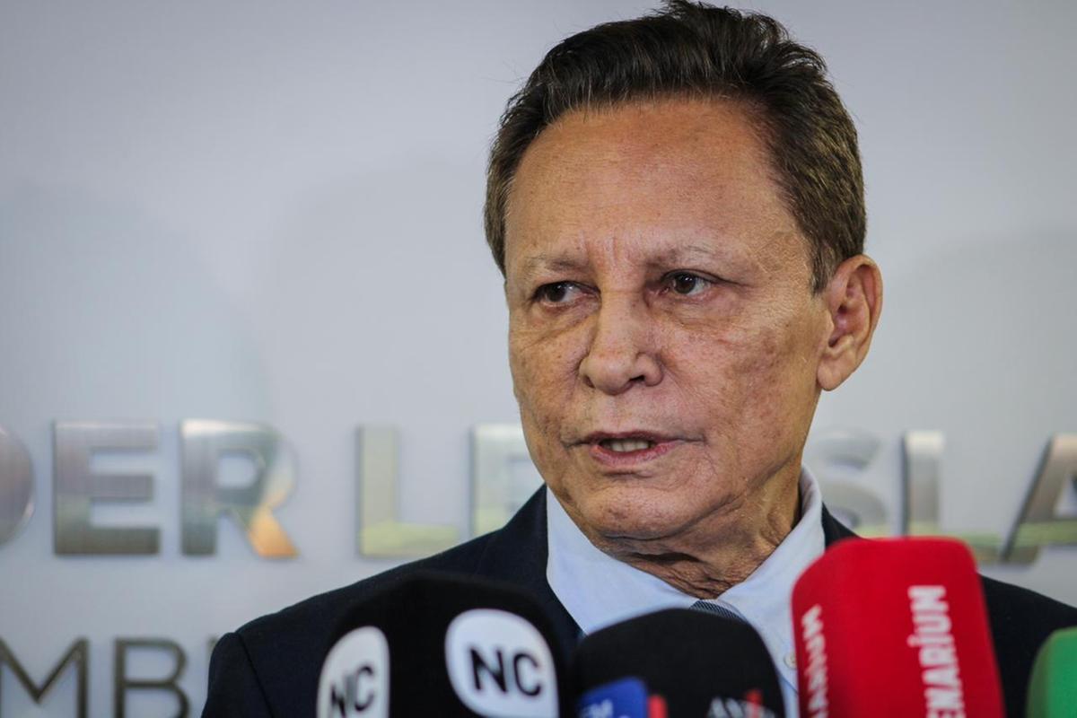 Adjuto Afonso é eleito presidente da Aleam com 19 votos favoráveis e cinco contrários durante sessão extraordinária.