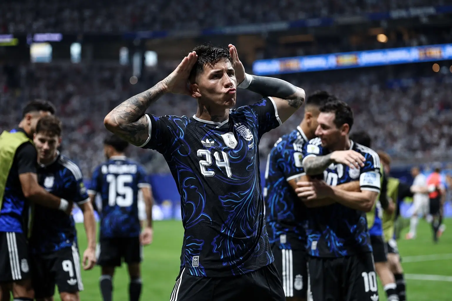 Argentina chega à final da Copa após vencer a Inglaterra por 2 a 1, com duas assistências de Lionel Messi.