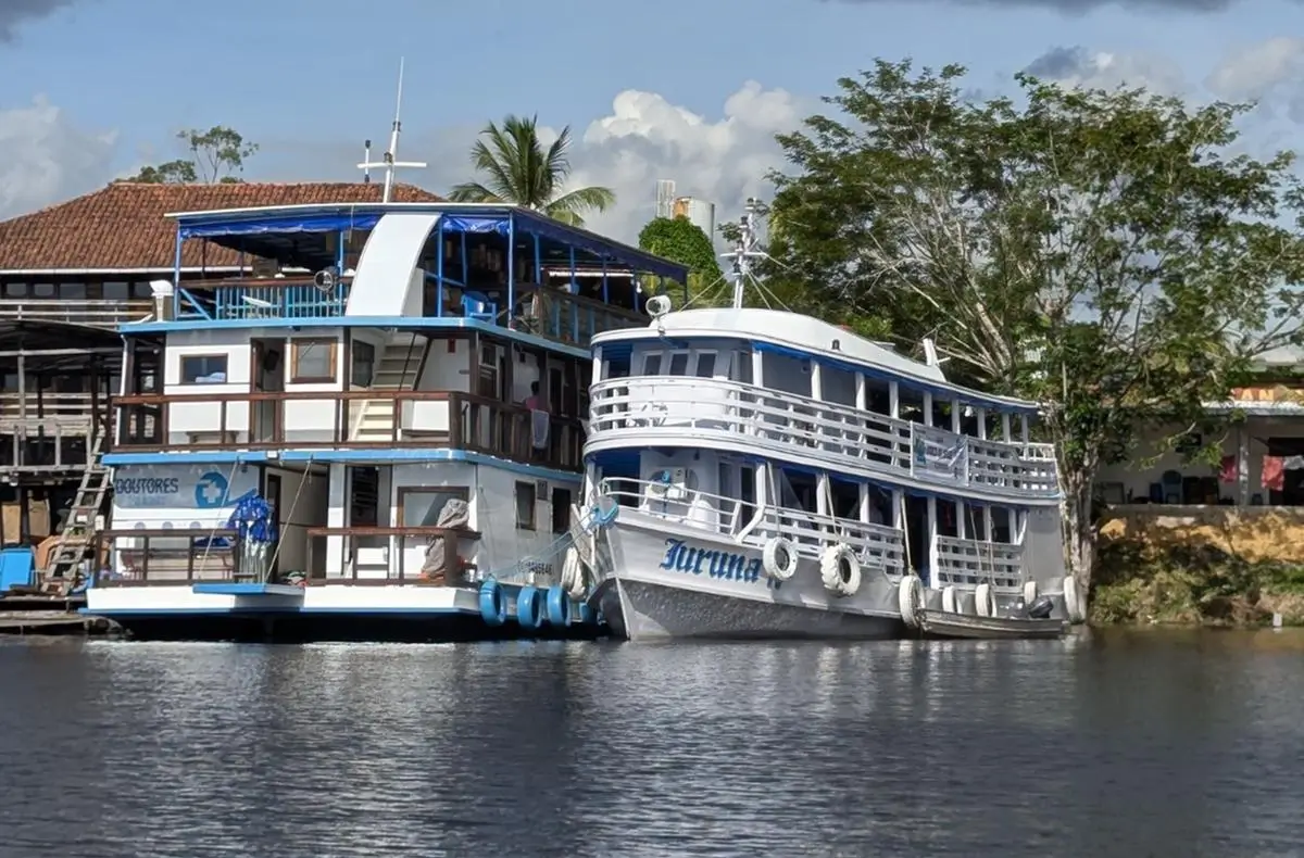 Barco da Saúde leva atendimento médico e odontológico gratuito a comunidades do Amazonas e Roraima durante expedição na Amazônia.