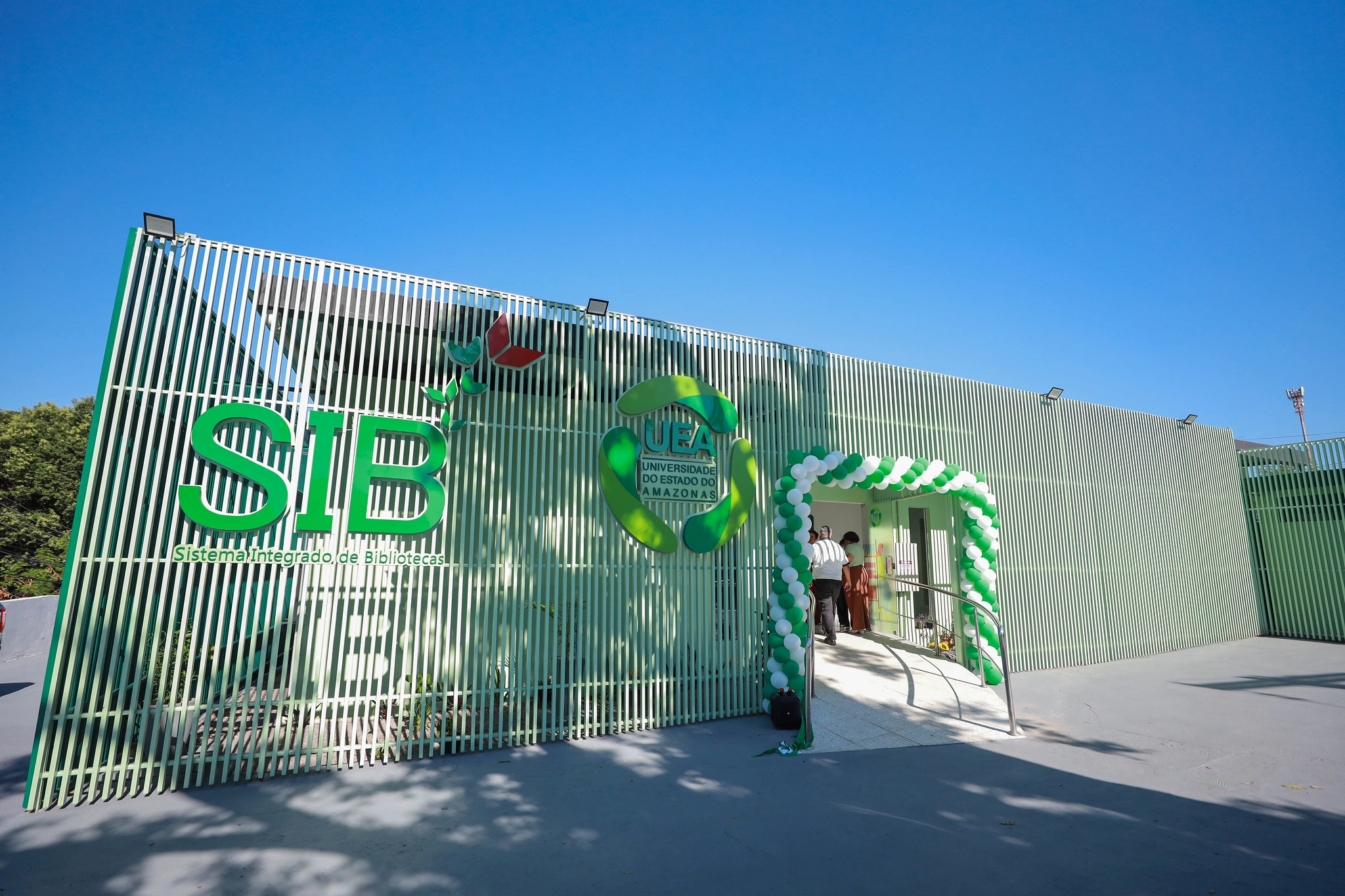 Biblioteca Central da UEA passa a funcionar em sede própria, amplia a gestão do acervo e integra investimentos do Governo do Amazonas na expansão da universidade.