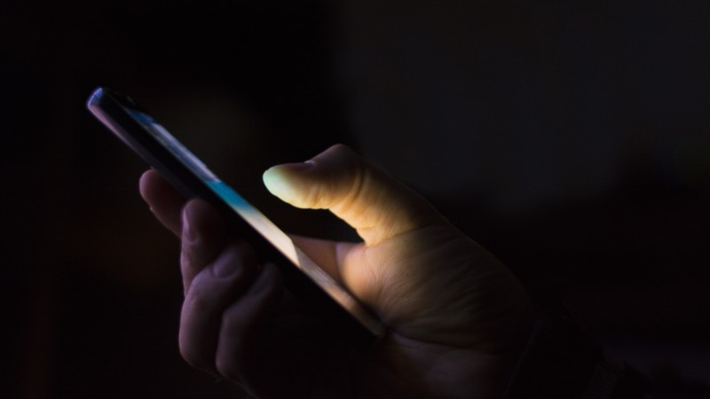 Bloqueio de perfis usados em crimes avança na Câmara e amplia a cooperação das plataformas digitais com as autoridades.