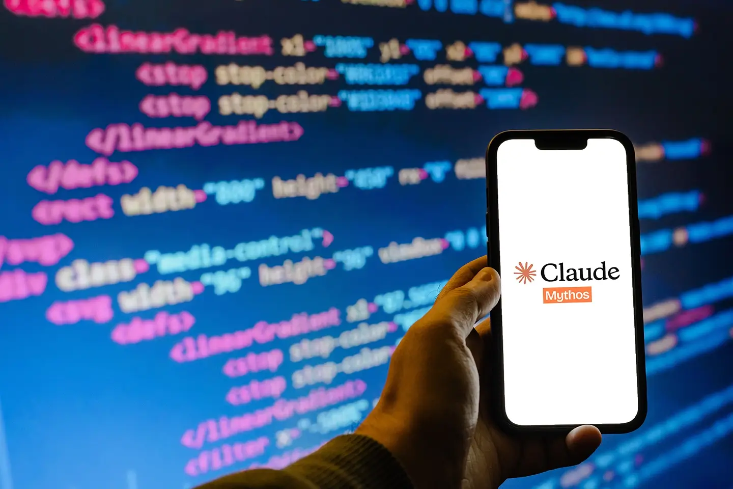 IA Claude invade redes de três empresas durante testes. Entenda como a falha permitiu o acesso a dados reais sem autorização.