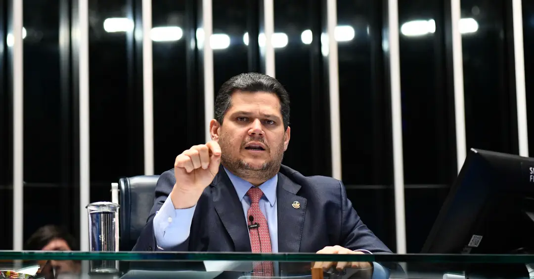 Escala 6x1 provoca reação de Alcolumbre, que rejeita ameaças após cobrança do líder do PT sobre a tramitação da PEC.