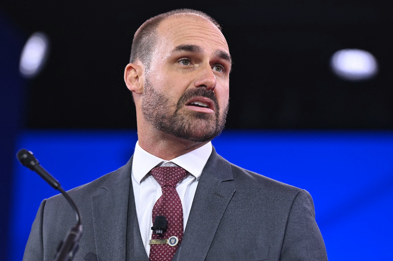 PF recomenda a demissão de Eduardo Bolsonaro por abandono do cargo de escrivão. Decisão final será do Ministério da Justiça.