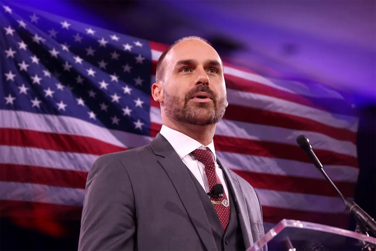 Green card de Eduardo Bolsonaro foi concedido pelo governo Trump. Documento permite residência permanente e trabalho legal nos EUA.