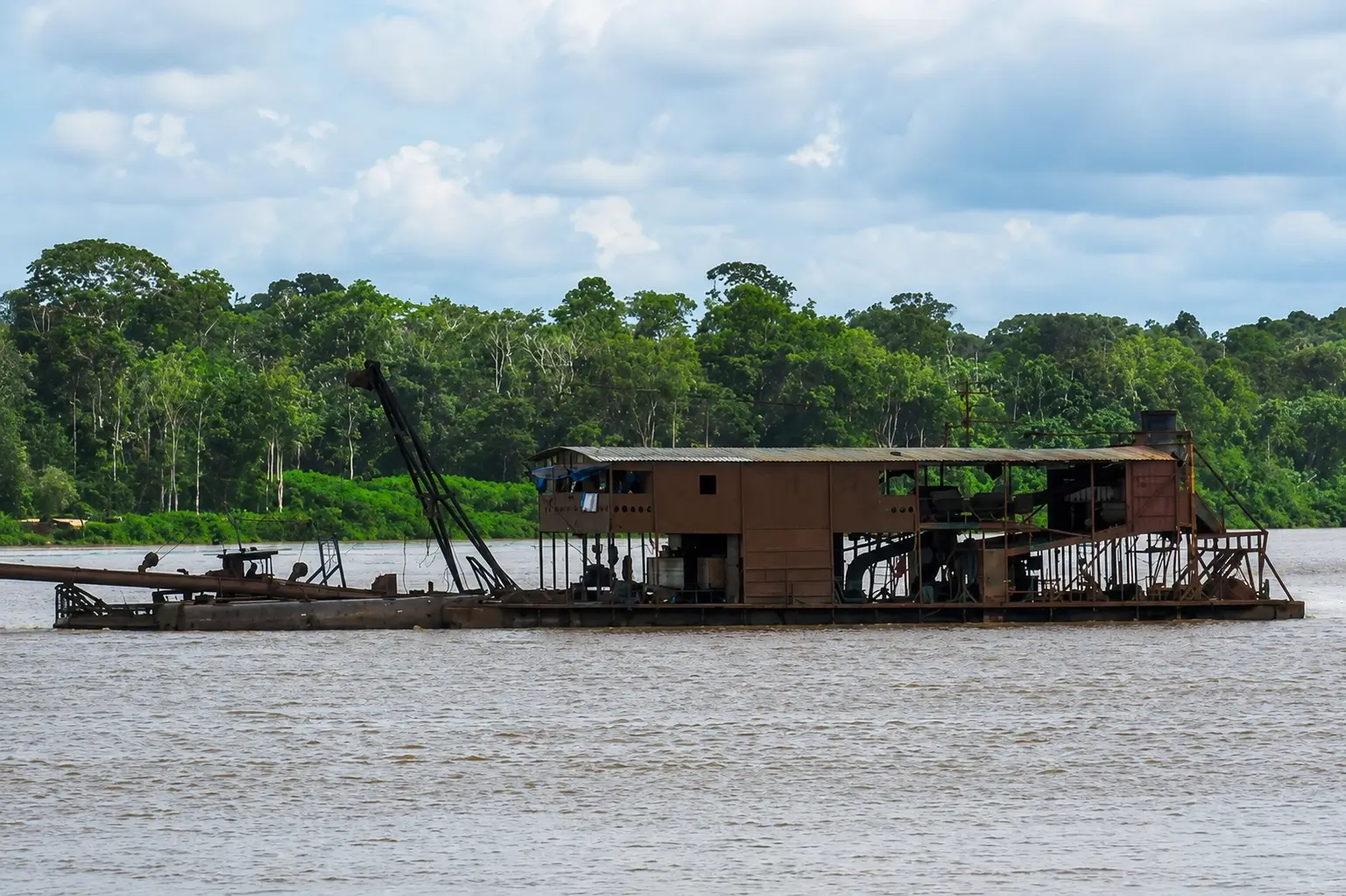 MPF recomenda à Marinha novas medidas para fiscalizar dragas, balsas e embarcações ligadas ao garimpo ilegal na Amazônia Legal.