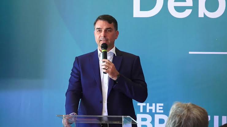 Flávio Bolsonaro é alvo de ação no TSE após relacionar urnas brasileiras à Smartmatic durante encontro com diplomatas.