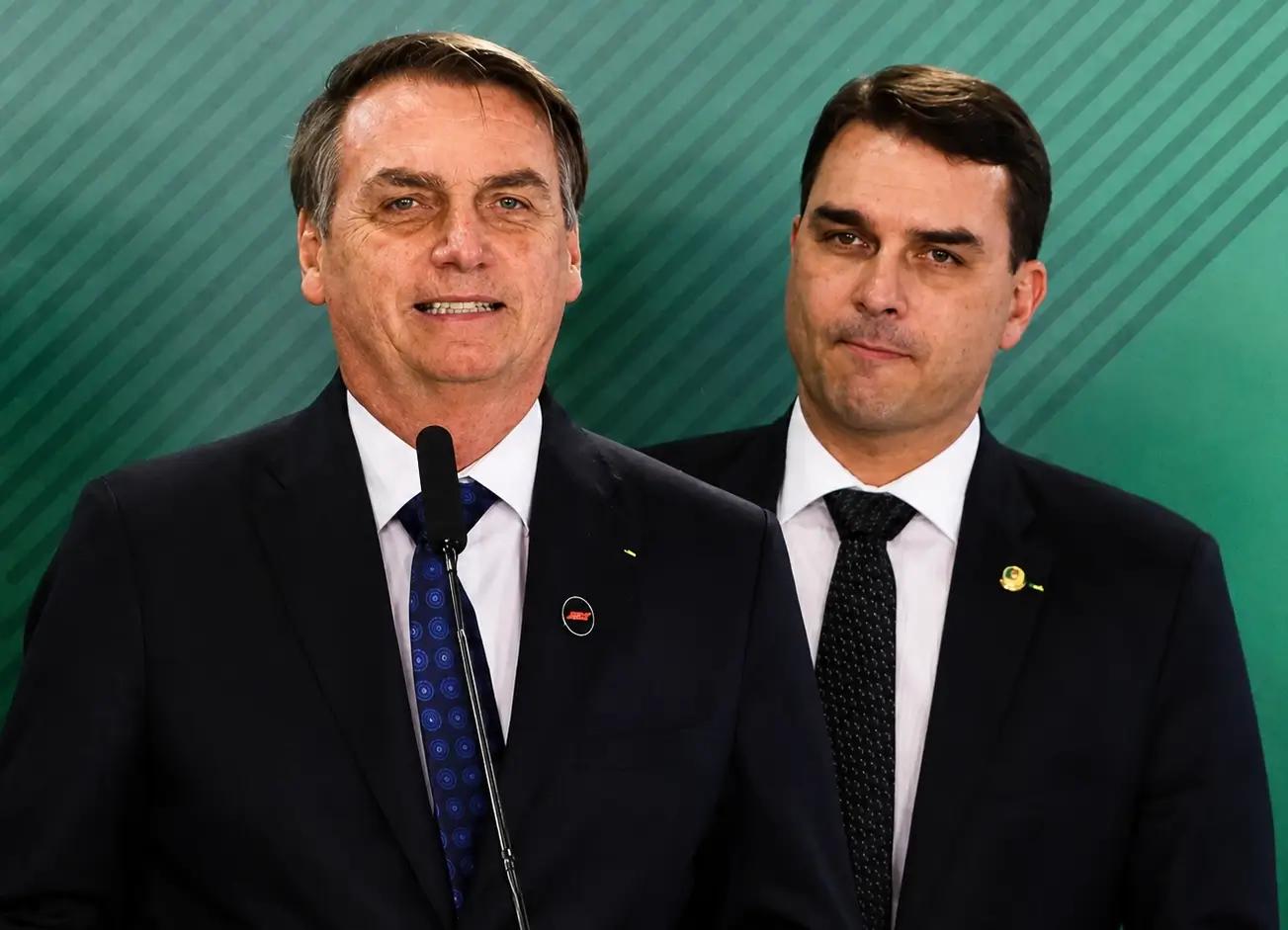 Moraes suspende visitas de Flávio Bolsonaro ao pai por 90 dias e determina que defesa explique divulgação de carta em até 48 horas.