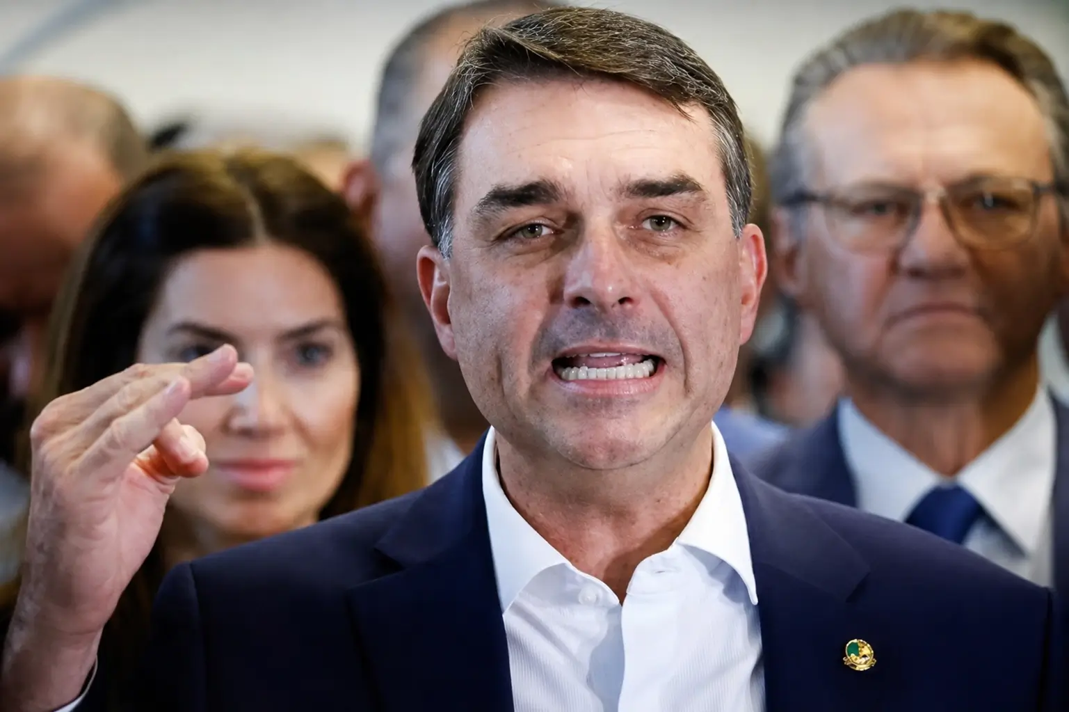 Flávio Bolsonaro recusa escolta da PF, critica o comando da corporação e pede mais agentes nas investigações sobre o INSS.