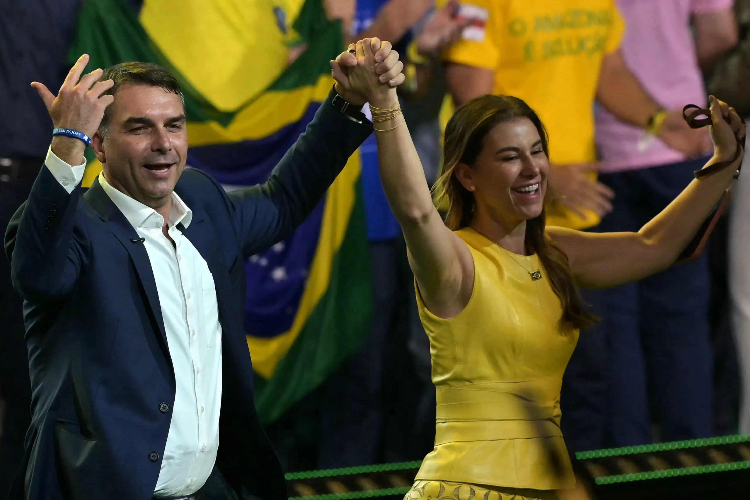 PL oficializa Flávio Bolsonaro à Presidência em convenção no SP. Veja detalhes da candidatura, apoios e o cenário eleitoral para outubro.