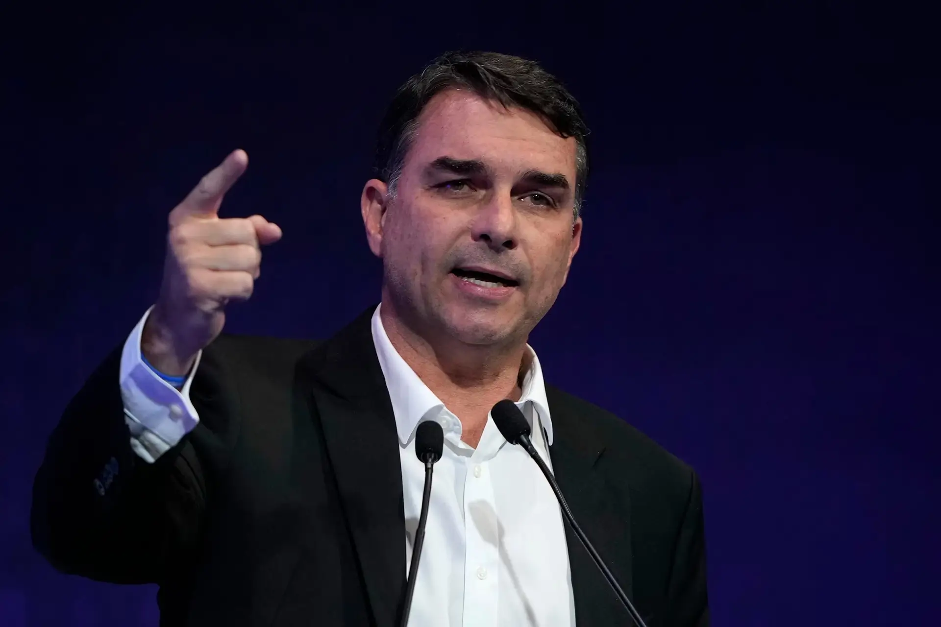Flávio Bolsonaro pede aos EUA adiamento das tarifas e afirma que medida beneficia politicamente o governo Lula.