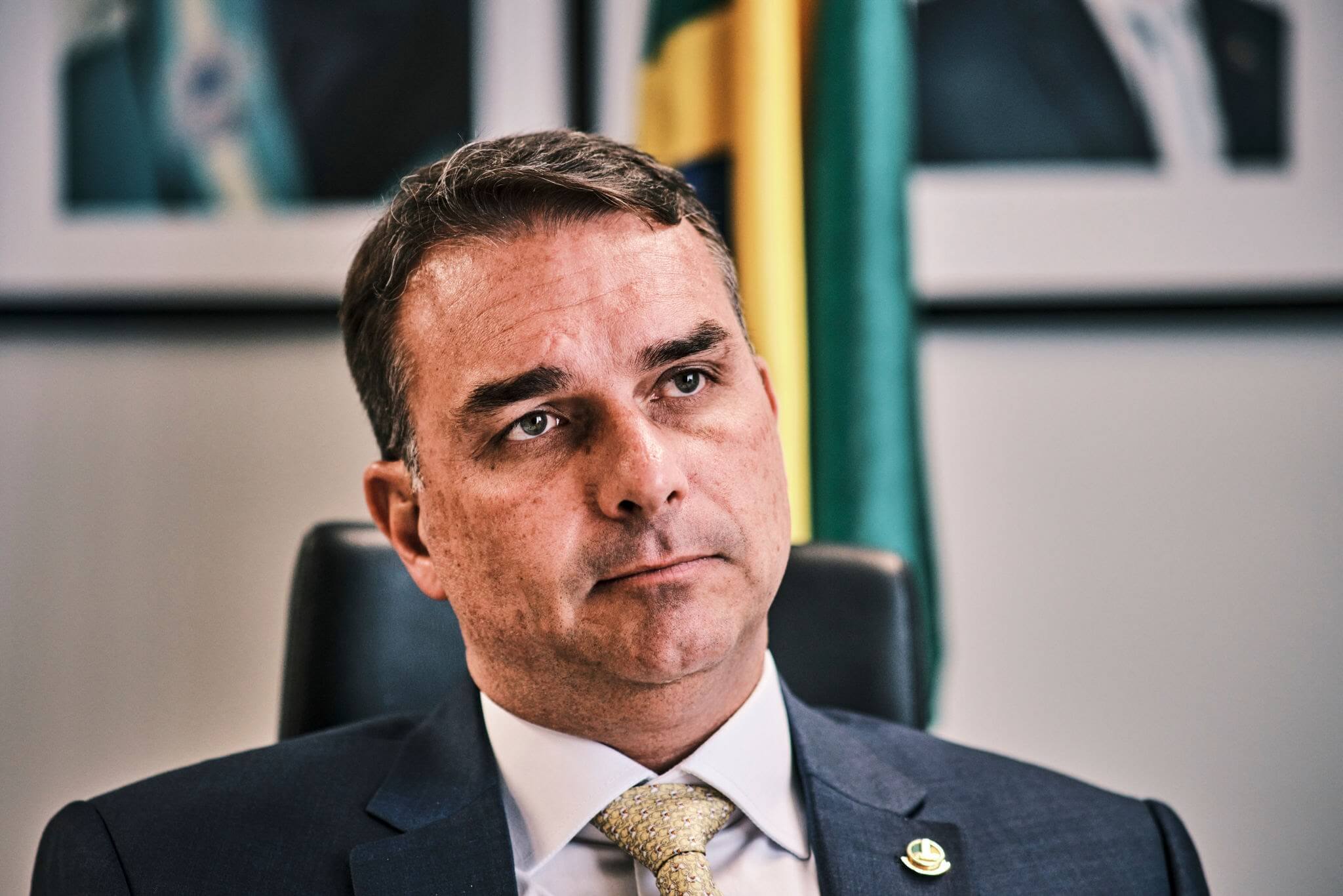 Flávio Bolsonaro culpa Lula pela tarifa de 25% dos EUA e afirma que o presidente buscou explorar a medida nas eleições.