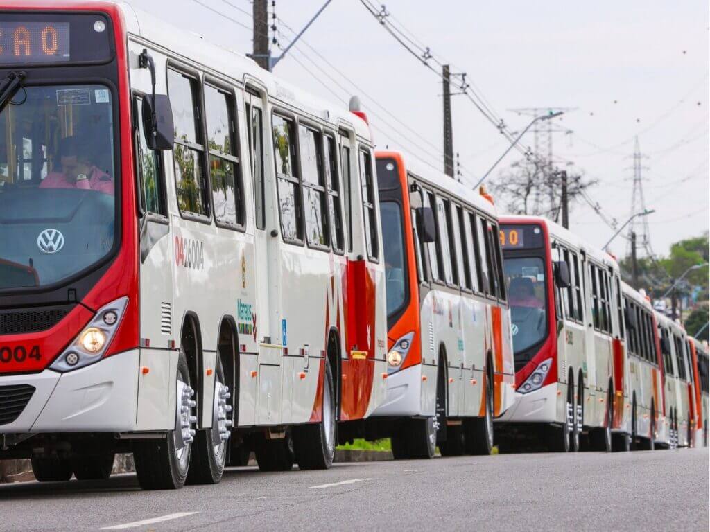 Greve de ônibus em Manaus paralisa 100% da frota nesta segunda-feira (20) após atrasos no pagamento dos salários dos rodoviários.