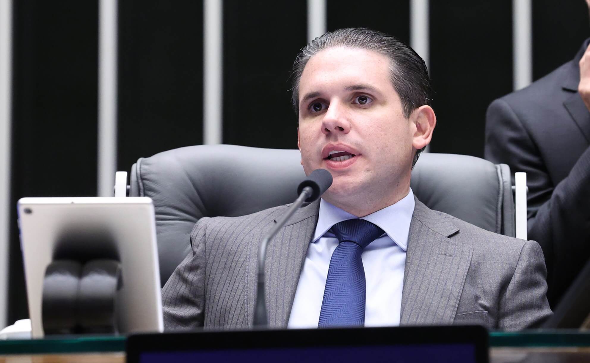 Entenda as reações ao tarifaço dos EUA. O presidente da Câmara, Hugo Motta, repudia a taxa de 25% e defende a aplicação da Lei da Reciprocidade.