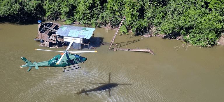 Ibama destrói estrutura de garimpo ilegal avaliada em R$ 33 milhões durante operação no Xingu para proteger terras indígenas.