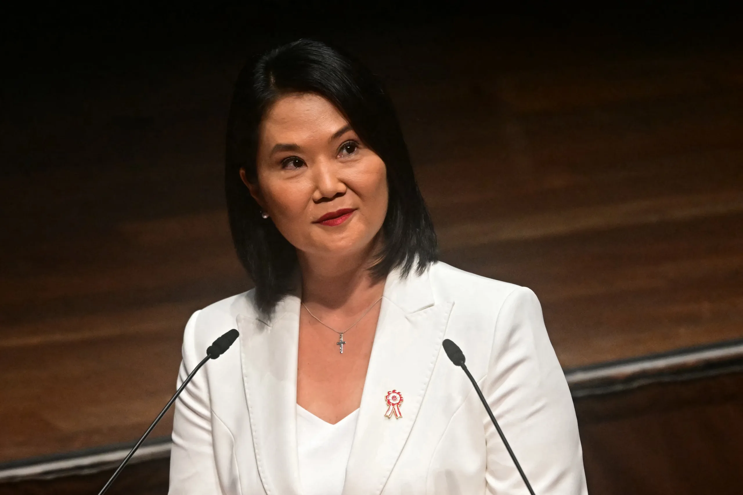 Keiko Fujimori toma posse como presidente do Peru e anuncia medidas para reforçar a segurança pública e enfrentar os impactos do El Niño.