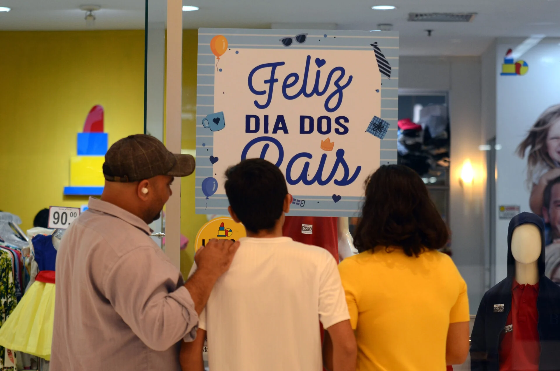 Dia dos Pais em Manaus deve movimentar o comércio, com 88% dos consumidores planejando comprar presentes, aponta pesquisa.