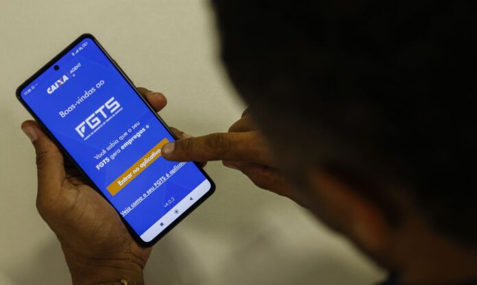 Lucro do FGTS será distribuído até agosto. Saiba quem tem direito, como funciona o crédito e a projeção de pagamento em 2026.