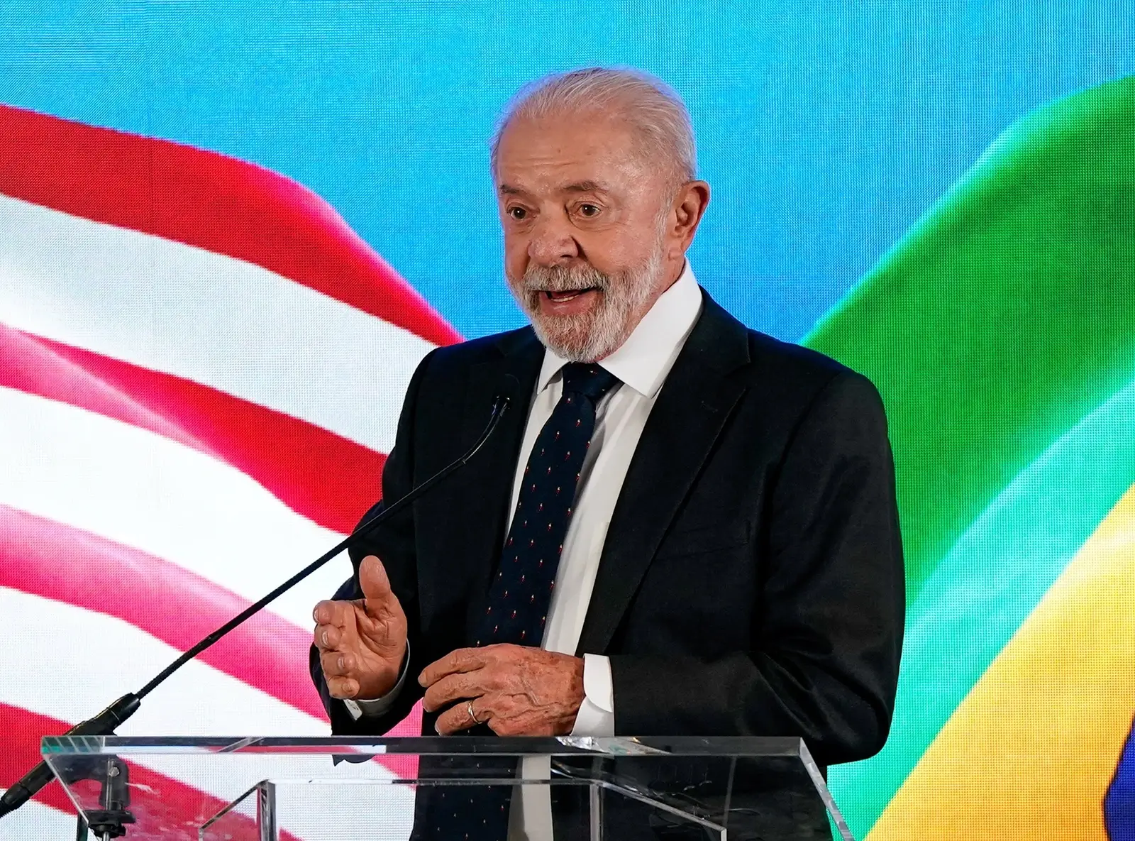 Diante do novo tarifaço dos EUA de 25%, o presidente Lula propõe 'guerra da verdade' a Donald Trump e defende a soberania comercial do Brasil.