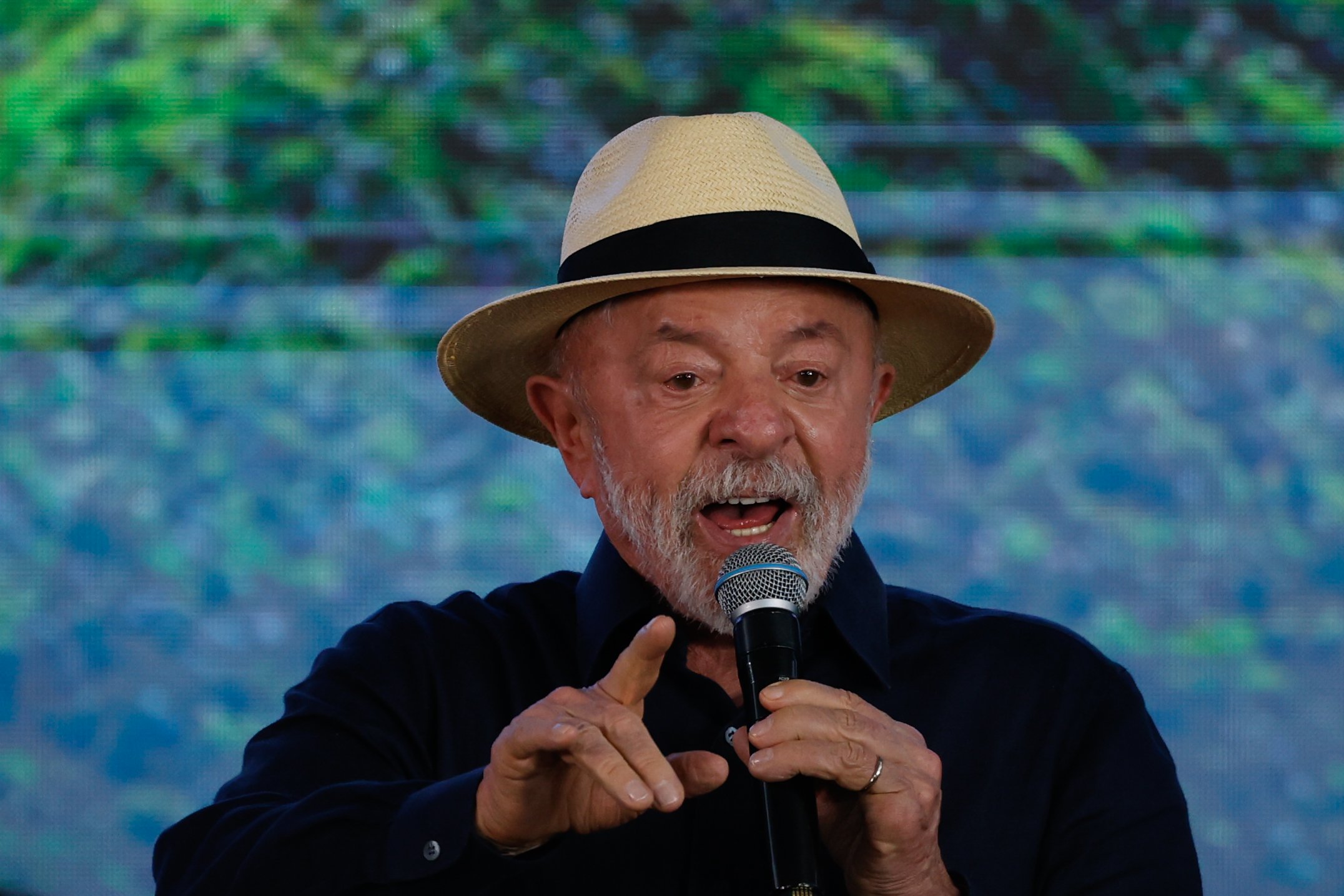 Lula acusa Trump de pirataria após plano dos EUA de cobrar taxa de 20% sobre cargas transportadas pelo Estreito de Ormuz.