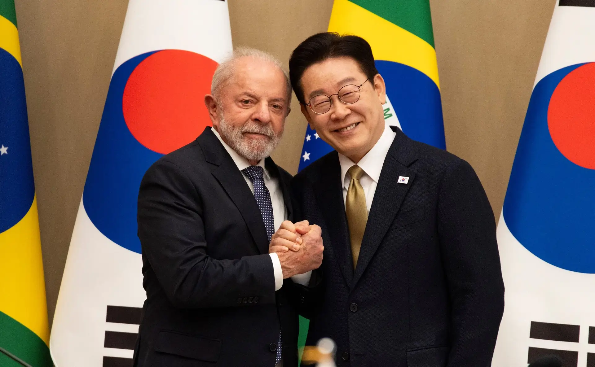Lula e Lee Jae Myung negociam acordos sobre minerais críticos, comércio e tecnologia em visita de Estado em Brasília.