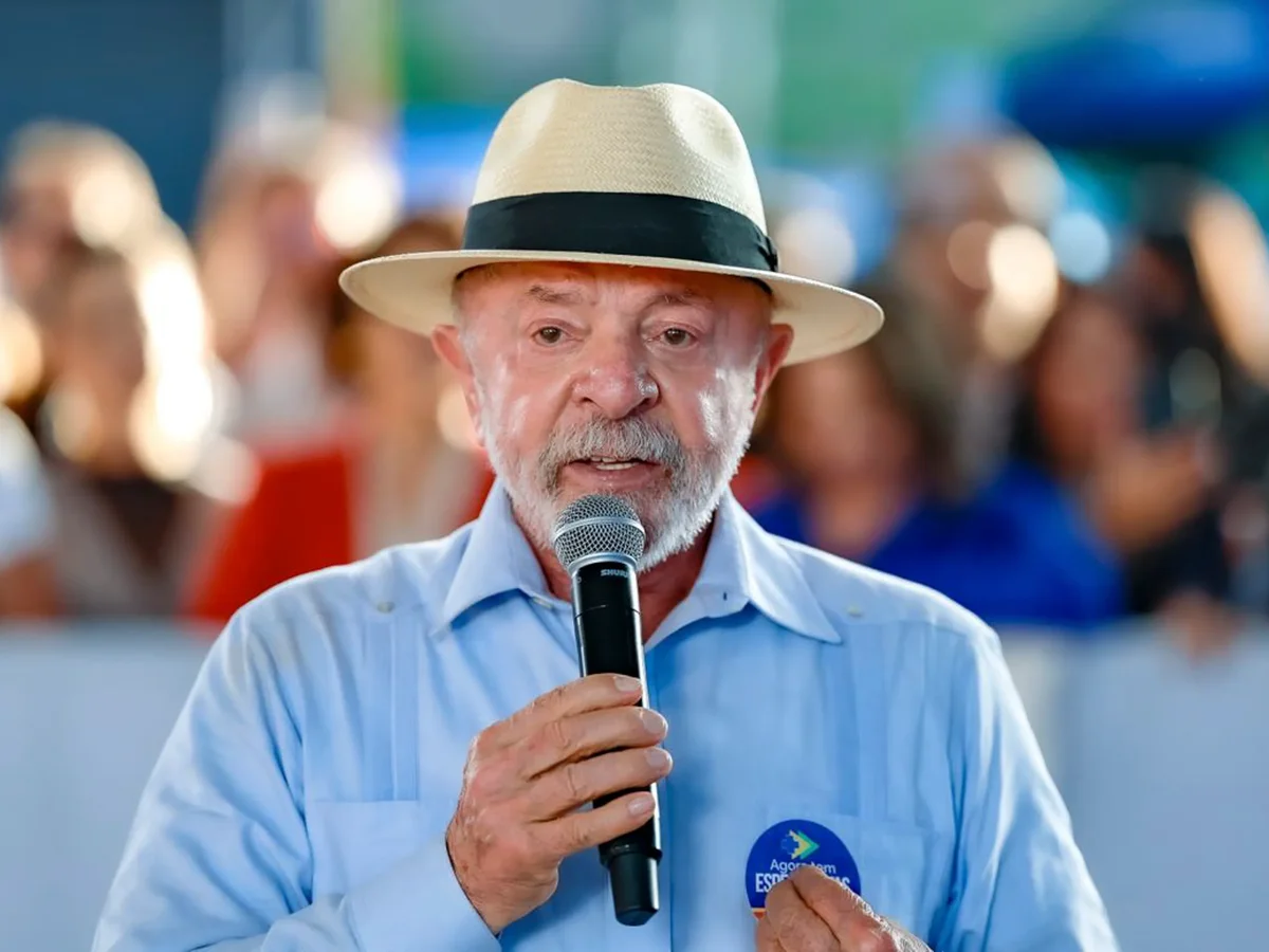 Lula acusa Flávio Bolsonaro de agir com objetivo eleitoreiro em audiência nos EUA e critica postura sobre tarifas ao Brasil.