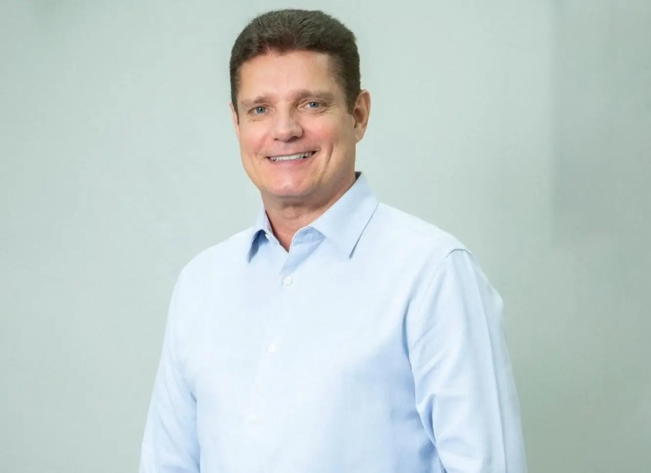 Marcos Rotta retira pré-candidatura ao Senado para cuidar da saúde do pai. Ex-vice-prefeito de Manaus explicou a decisão após especulações políticas.