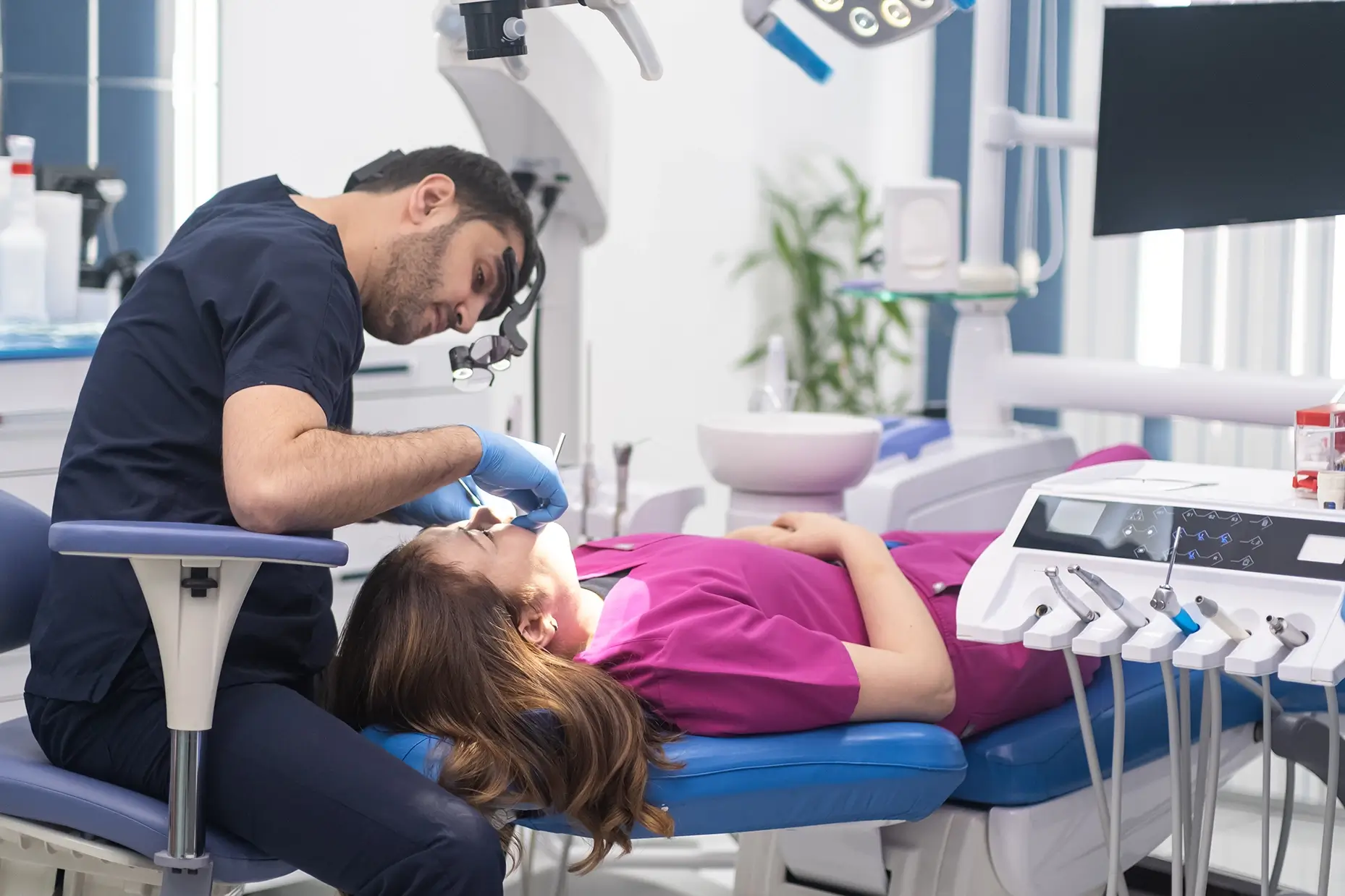 Entidades médicas acionam a Justiça e o MPF contra regra que autoriza dentistas a sedar pacientes em níveis profundos.