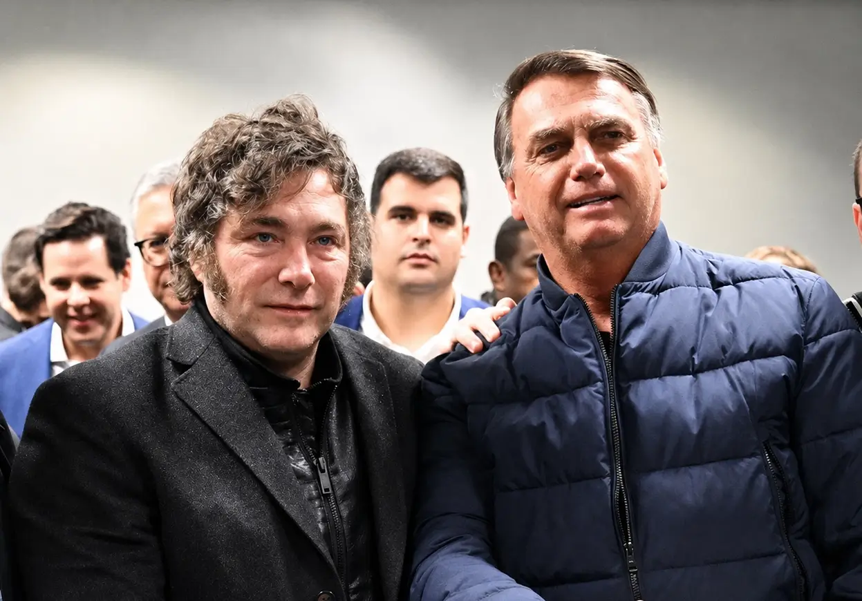 Moraes nega visita de Milei a Bolsonaro na prisão domiciliar após STF ampliar restrições a encontros político-eleitorais.