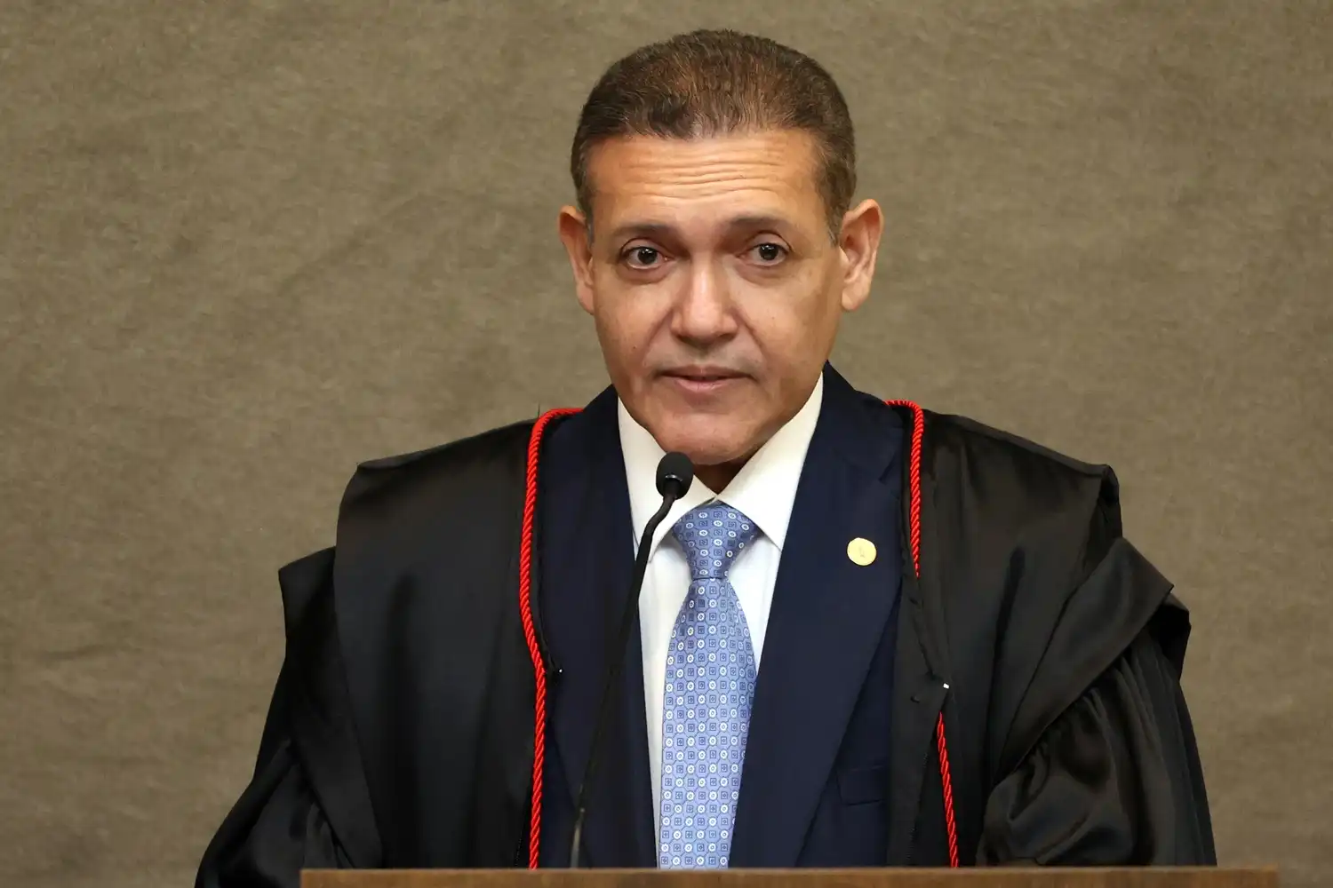 TSE propõe selo de qualidade para pesquisas eleitorais que mais acertarem resultados. Setor critica medida e alerta para riscos metodológicos.