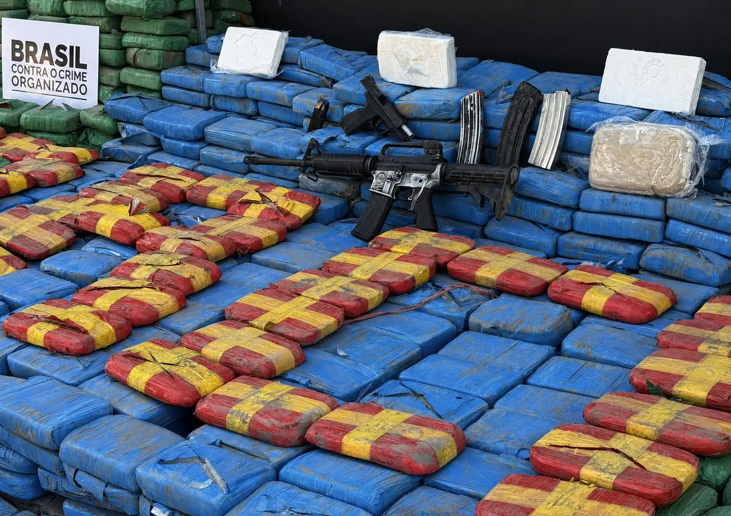 Operação apreende 2,5 toneladas de cocaína no Rio Solimões, além de barcos, armas e munições, próximo a Codajás.