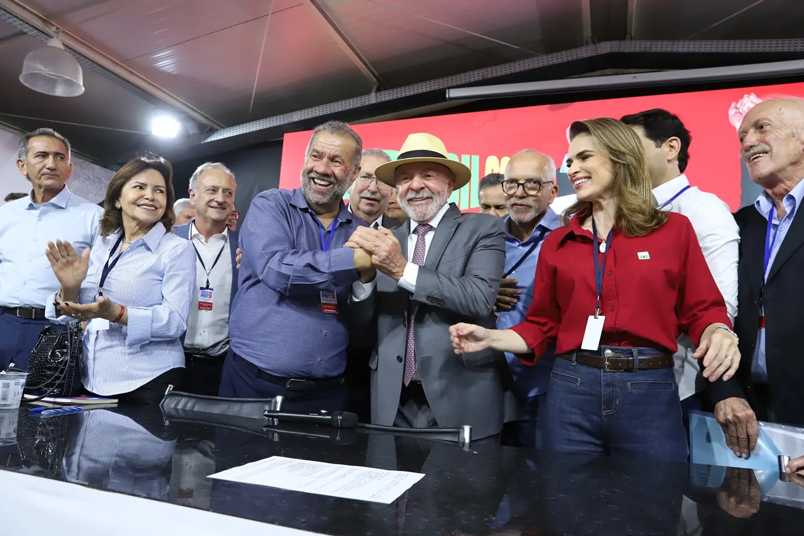 PDT aprova apoio à reeleição de Lula em 2026 e reafirma defesa da democracia, soberania nacional e pautas trabalhistas.