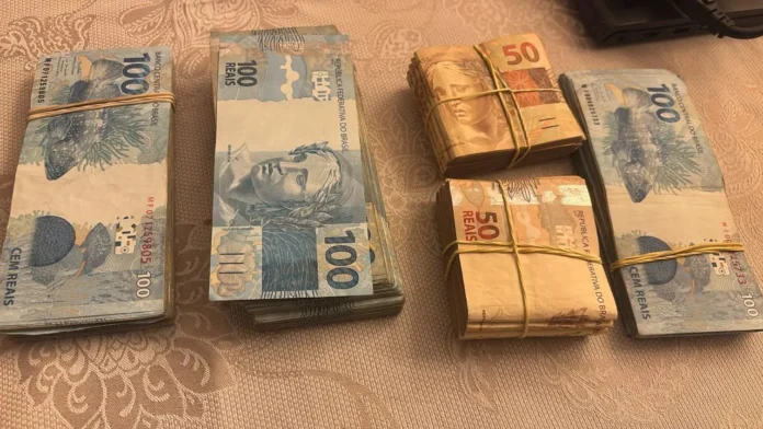 PF apreende dinheiro em livro falso e relógios de luxo em operação contra suspeitos ligados a Sóstenes Cavalcante.