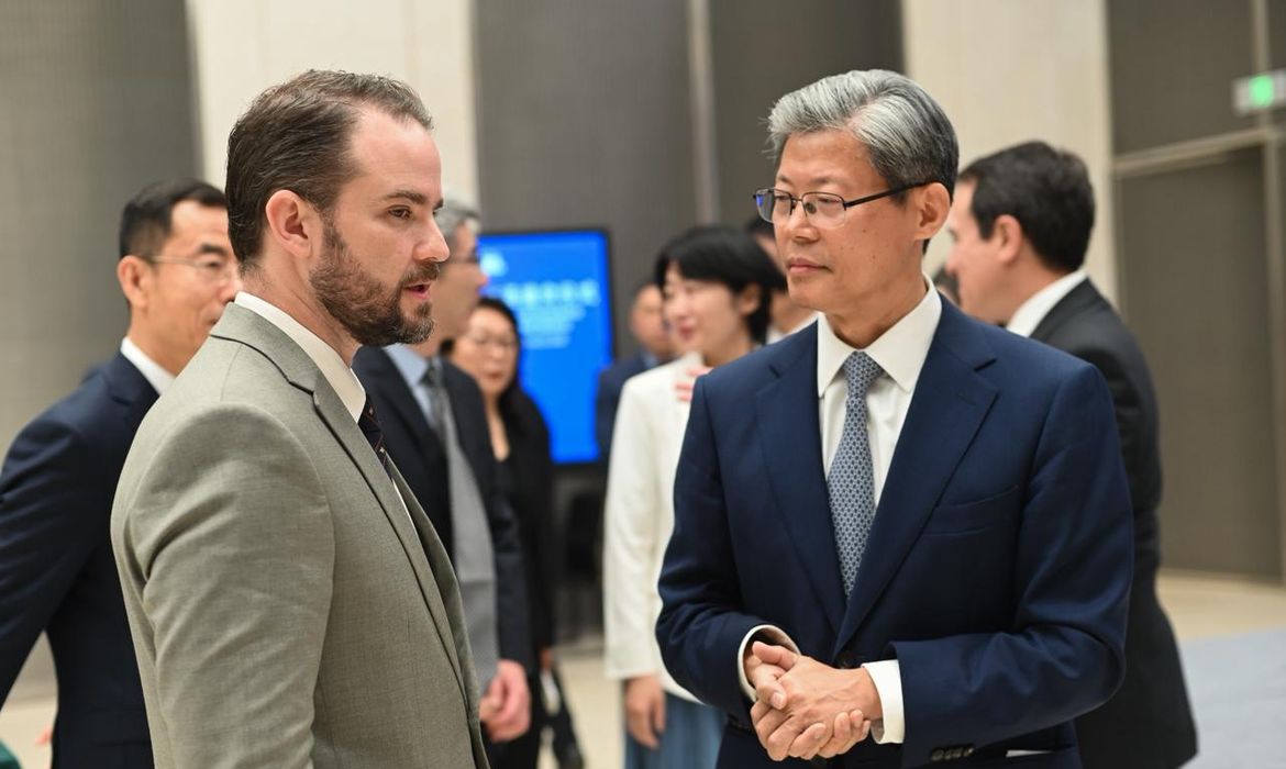 Parceria econômica Brasil China avança com emissão de títulos públicos e expansão da cooperação financeira entre os dois países.
