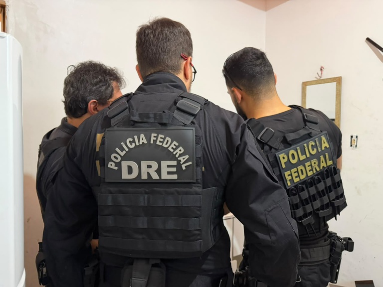 PF prende homem em Manaus por armazenar material de abuso sexual infantojuvenil. Equipamentos foram apreendidos para perícia técnica.