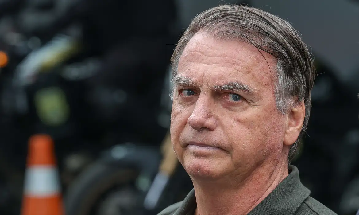 PGR defende a manutenção da prisão domiciliar de Bolsonaro e pede que arma apreendida